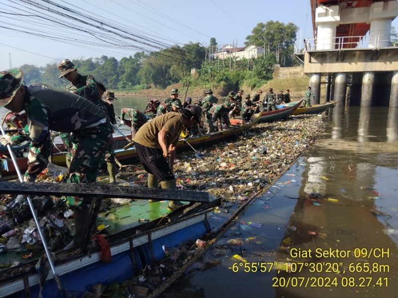 
Sebanyak 215 personel yang terdiri dari TNI, Polri, Dinas Sumber Daya Air Jabar, BPBD Jabar, BBWS dan serta unsur masyarakat bahu-membahu mengangkut sampah yang berada di kawasan Jembatan Babakan Sapan (BBS), Desa Selacau, Kecamatan Batujajar, Kabupaten Bandung Barat, Sabtu (20/7/2024). (Foto: Satgas Citarum Harum)