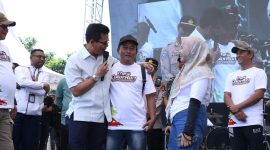 
Bupati Bandung, Dadang Supriatna berdialog dengan warga saat menghadiri acara
Sosialisasi Pilkada Serentak Tahun 2024 yang digelar Komisi Pemilihan Umum (KPU) Kabupaten Bandung di Thee Matic Mall Jalan Raya Majalaya-Rancaekek, Minggu (28/7/2024) siang.(Foto: maji/dara)
