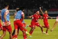 
Luapan emosi kegembiraan dirasakan para penggawa Timnas Indonesia setelah  memastikan diri lolos ke babak final, usai menaklukkan Malaysia 1-0 di partai semifinal ASEAN U-19 Boys Championship 2024, Sabtu (27/7) di Stadion Gelora Bung Tomo, Surabaya. (Foto: PSSI)
