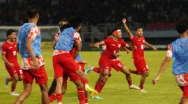 
Luapan emosi kegembiraan dirasakan para penggawa Timnas Indonesia setelah  memastikan diri lolos ke babak final, usai menaklukkan Malaysia 1-0 di partai semifinal ASEAN U-19 Boys Championship 2024, Sabtu (27/7) di Stadion Gelora Bung Tomo, Surabaya. (Foto: PSSI)

