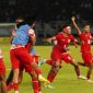 
Luapan emosi kegembiraan dirasakan para penggawa Timnas Indonesia setelah  memastikan diri lolos ke babak final, usai menaklukkan Malaysia 1-0 di partai semifinal ASEAN U-19 Boys Championship 2024, Sabtu (27/7) di Stadion Gelora Bung Tomo, Surabaya. (Foto: PSSI)
