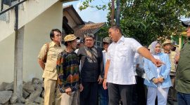 
Wakil Menteri Pertanian Sudaryono berbincang dengan petani saat kunjungan kerja ke Kecamatan Cihampelas,Kabupaten Bandung Barat, Sabtu (27/7/2024).(Foto: deram/dara)

