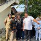 
Wakil Menteri Pertanian Sudaryono berbincang dengan petani saat kunjungan kerja ke Kecamatan Cihampelas,Kabupaten Bandung Barat, Sabtu (27/7/2024).(Foto: deram/dara)

