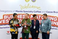
Sekda Jabar Herman Suryatman saat acara temu bisnis antara pelaku usaha kopi dan kakao Indonesia dengan para pembeli dari Filipina di Aula Barat Gedung Sate Bandung, Selasa (9/7/2024).(Foto:dokpim jabar)