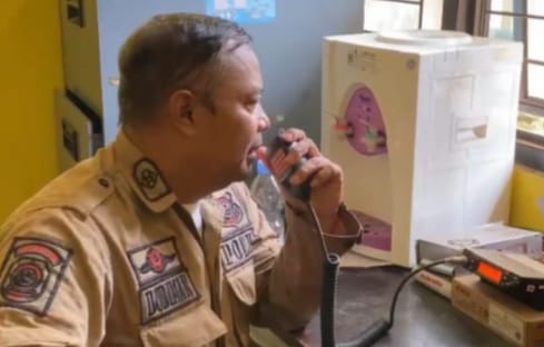 
Salah seorang petugas BPBD Kabupaten Bandung tengah berkomonikasi melalui frekwensi radio.(Foto: Ist) 
