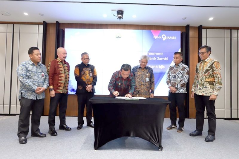 
Pj Gubernur Jabar Bey Machmudin menghadiri Penandatanganan Perjanjian Pemegang Saham (Shareholder Agreement-SHA) antara bank bjb dengan Pemerintah Provinsi Jambi sebagai perwakilan dari seluruh pemegang saham Bank Jambi di T-Tower bank bjb, Jakarta Selatan.(Foto: Biro Adpim Jabar)
