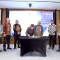 
Pj Gubernur Jabar Bey Machmudin menghadiri Penandatanganan Perjanjian Pemegang Saham (Shareholder Agreement-SHA) antara bank bjb dengan Pemerintah Provinsi Jambi sebagai perwakilan dari seluruh pemegang saham Bank Jambi di T-Tower bank bjb, Jakarta Selatan.(Foto: Biro Adpim Jabar)
