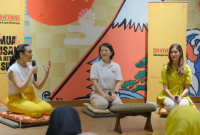 Ria Sutrisno, Head of Marketing MR.DIY Indonesia (tengah) bersama Saskhya Aulia, psikolog
anak dan keluarga (paling kanan) dalam sesi talk show Mom & Kid Hang Out with MR.DIY: Bye
Bye Post Holiday Blues! dengan tema Cara Membangkitkan Semangat Anak untuk Kembali
Bersekolah Setelah Liburan (Foto: Istimewa)
