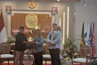 
Didik Agus T bersama Gilang Dirga saat mendaftarkan diri ke KPU Bandung Barat, Rabu (28/8/2024). (Foto: heny/dara)

