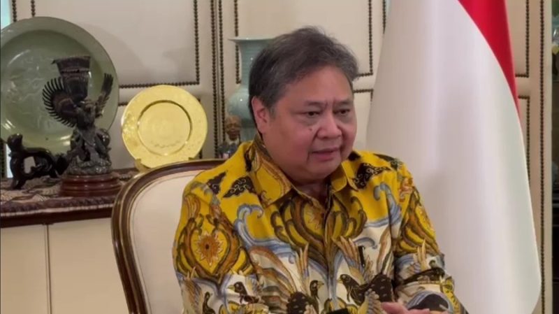 
Airlangga Hartarto resmi menyatakan mundur dari jabatannya sebagai Ketua Umum DPP Partai Golkar, Minggu (11/8/2024).(Foto:tangkapan layer video) 
