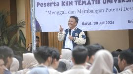 
Sekretaris Daerah Provinsi Jawa Barat Herman Suryatman melepas peserta Kuliah Kerja Nyata (KKN) Tematik Universitas Garut (UNIGA) di halaman depan kantor Rektorat UNIGA, Kabupaten Garut, Selasa (30/07/2024).(Foto: Biro Adpim Jabar)
