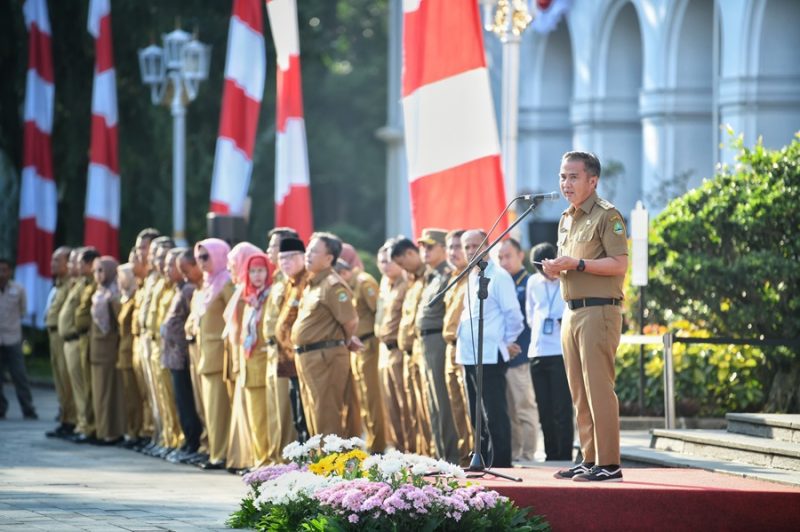 
Penjabat Gubernur Jawa Barat Bey Machmudin menjadi inspektur acara pada apel pagi di halaman depan Gedung Sate, Kota Bandung, Senin (5/8/2024).(Foto: Biro Adpim Jabar)
