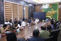 
Perwakilan pendeta umat Kristen beraudensi dengan Bupati Bandung Dadang Supriatna di Ruan Rapat, Selasa (8/8/2024). (Foto: diskominfo)
