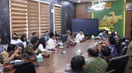 
Perwakilan pendeta umat Kristen beraudensi dengan Bupati Bandung Dadang Supriatna di Ruan Rapat, Selasa (8/8/2024). (Foto: diskominfo)
