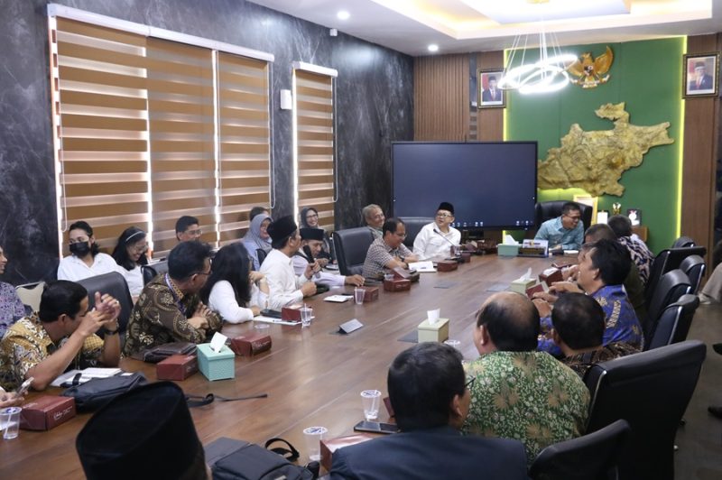 
Perwakilan pendeta umat Kristen beraudensi dengan Bupati Bandung Dadang Supriatna di Ruan Rapat, Selasa (8/8/2024). (Foto: diskominfo)
