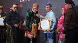 
Kepala BPSDM Jabar Hery Antasari menerima Penghargaan Makarti Bhakti Nagari di Jakarta, Selasa (6/8/2024).(Foto: biro Adpim jabar)
