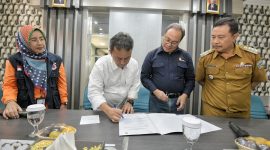
Sekda Jabar Herman Suryatman menerima CSR dari PT Star Energy sekaligus menyerahkannya langsung kepada Penjabat Bupati Garut Barnas Adjidin di kampus Universitas Garut, Selasa (30/7/2024).(Foto: biro adpim jabar)