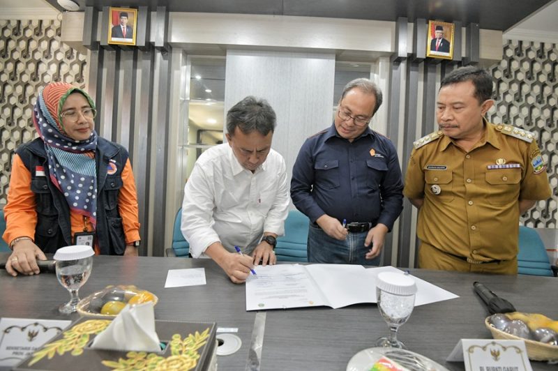 
Sekda Jabar Herman Suryatman menerima CSR dari PT Star Energy sekaligus menyerahkannya langsung kepada Penjabat Bupati Garut Barnas Adjidin di kampus Universitas Garut, Selasa (30/7/2024).(Foto: biro adpim jabar)