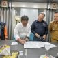 
Sekda Jabar Herman Suryatman menerima CSR dari PT Star Energy sekaligus menyerahkannya langsung kepada Penjabat Bupati Garut Barnas Adjidin di kampus Universitas Garut, Selasa (30/7/2024).(Foto: biro adpim jabar)