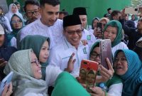 
Ketua DPC PKB Kabupaten Bandung Dadang Supriatna dan Ali Syakieb di serbu emak-emak yang ingin berselfie, pada acara Harlah ke-26 PKB, di Dome Bedas Soreang Kabupaten Bandung, Sabtu (10/8/2024).(Foto: maji/dara) 

