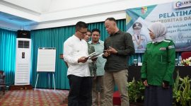 
Bupati Bandung Dadang Supriatna saat menutup pelatihan teknis bagi Kepala SMPN di Hotel Puri Khatulistiwa, Jatinangor Sumedang Jawa Barat, Jumat (2/8/2024).(Foto: diskominfo)

