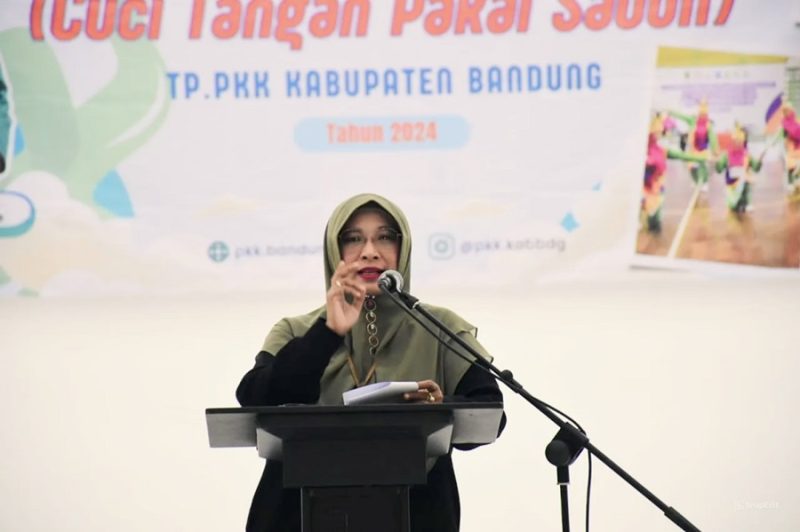 
Ketua TP PKK Kabupaten Bandung Emma Dety Dadang Supriatna membuka perlombaan di Gedung Dewi Sartika Soreang, Selasa (20/8/2024). (Foto: diskominfo)
