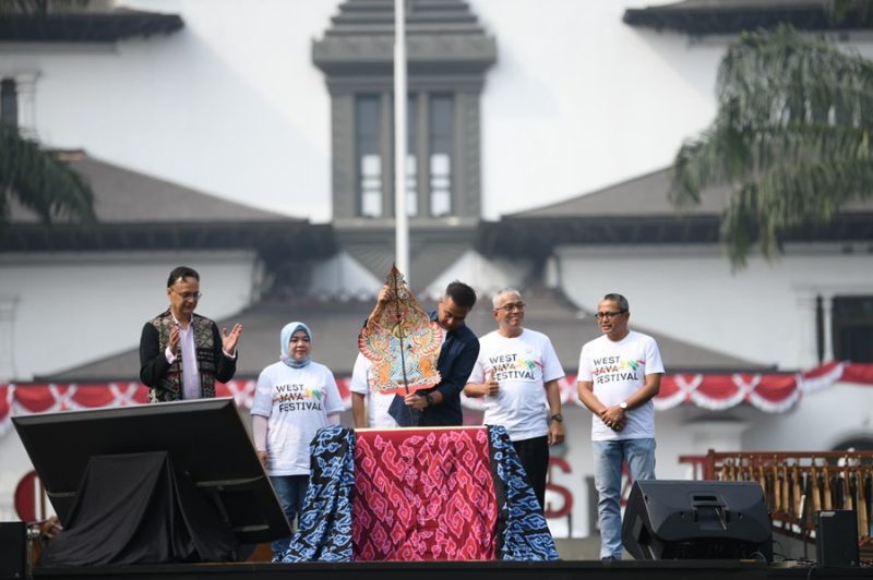 Penjabat (Pj.) Gubernur Jawa Barat Bey Machmudin membuka West Java Festival (WJF) 2024 di Jl. Diponegoro, Kota Bandung, Jumat (23/8/2024).(Foto: biro adpim jabar)
