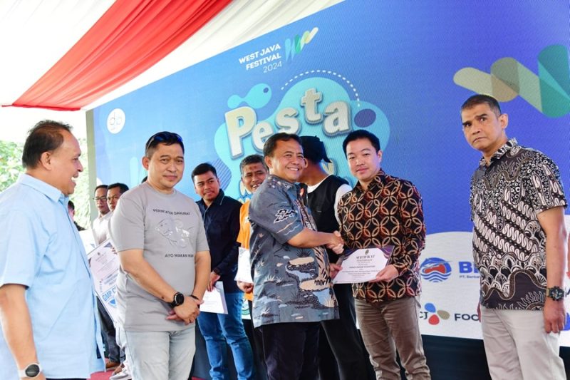 

Sekretaris Daerah Provinsi Jabar Herman Suryatman selepas membuka forum diskusi dengan para pelaku industri kelautan dan perikanan skala menengah dan besar di Plaza Gedung Sate, Kota Bandung, Sabtu (24/8/2024). (Foto: biro adpim jabar)
