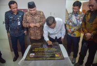 Bupati Bandung Dadang Supriatna menandatagani prasti Gedung Baru Kantor KPU Kabupaten Bandung yang baru di Jalan Bhayangkara, Soreang Kabupaten Bandung, Jumat (2/8/204).(Foto: diskominfo)

