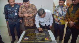 Bupati Bandung Dadang Supriatna menandatagani prasti Gedung Baru Kantor KPU Kabupaten Bandung yang baru di Jalan Bhayangkara, Soreang Kabupaten Bandung, Jumat (2/8/204).(Foto: diskominfo)


