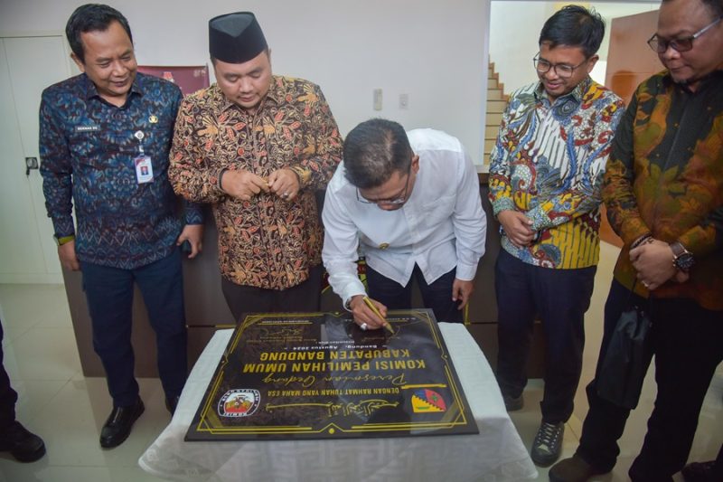 Bupati Bandung Dadang Supriatna menandatagani prasti Gedung Baru Kantor KPU Kabupaten Bandung yang baru di Jalan Bhayangkara, Soreang Kabupaten Bandung, Jumat (2/8/204).(Foto: diskominfo)


