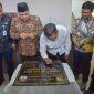 Bupati Bandung Dadang Supriatna menandatagani prasti Gedung Baru Kantor KPU Kabupaten Bandung yang baru di Jalan Bhayangkara, Soreang Kabupaten Bandung, Jumat (2/8/204).(Foto: diskominfo)

