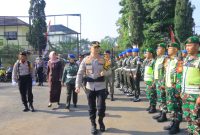 
Kapolres Garut, AKBP Mochamad Fajar Gemilang, memeriksa kesiapan personil pada Apel Gelar Pasukan Operasi Mantap Praja Lodaya 2024 di lapang Mapolres Garut, Selasa (20/8/2024).(Foto: andre/dara)

