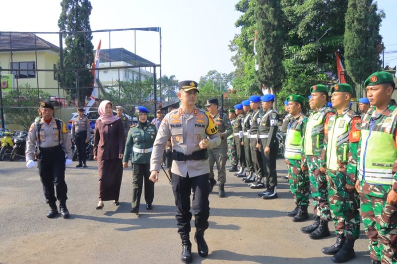 
Kapolres Garut, AKBP Mochamad Fajar Gemilang, memeriksa kesiapan personil pada Apel Gelar Pasukan Operasi Mantap Praja Lodaya 2024 di lapang Mapolres Garut, Selasa (20/8/2024).(Foto: andre/dara)

