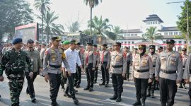 udin menghadiri Apel Gelar Pasukan Operasi Mantap Praja Lodaya 2024 Dalam Rangka Pengamanan Pemilihan Gubernur/Wakil Gubernur Tahun 2024 di Wilayah Hukum Polda Jawa Barat di Jalan Diponegoro, depan Gedung Sate, Kota Bandung, Selasa (20/8/2024).(Foto: Biro Adpim Jabar)