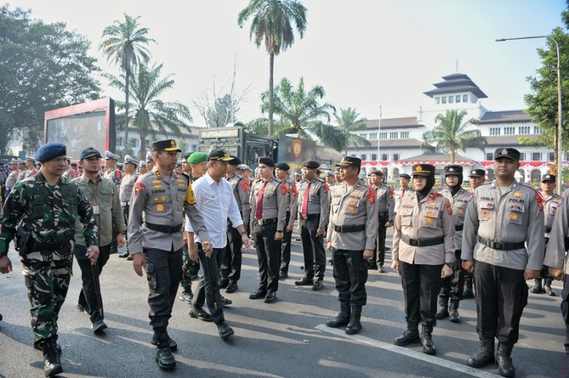 udin menghadiri Apel Gelar Pasukan Operasi Mantap Praja Lodaya 2024 Dalam Rangka Pengamanan Pemilihan Gubernur/Wakil Gubernur Tahun 2024 di Wilayah Hukum Polda Jawa Barat di Jalan Diponegoro, depan Gedung Sate, Kota Bandung, Selasa (20/8/2024).(Foto: Biro Adpim Jabar)