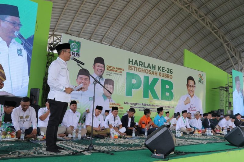 
Bupati Bandung yang juga Ketua DPC PKB Kabupaten Bandung HM. Dadang Supriatna memberikan sambutan pada Harlah ke-26 PKB, di Dome Bedas Soreang Kabupaten Bandung, Sabtu (10/8/2024).(Foto: maji/dara) 
