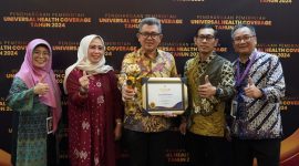 Pj Bupati Bandung Barat, Ade Zakir terima penghargaan terkait predikat UHC dari Menko Bidang Pembangunan Manusia dan Kebudayaan RI (Foto: Istimewa)