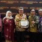 Pj Bupati Bandung Barat, Ade Zakir terima penghargaan terkait predikat UHC dari Menko Bidang Pembangunan Manusia dan Kebudayaan RI (Foto: Istimewa)