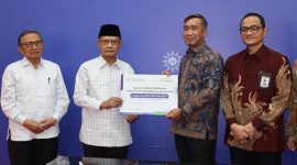 Penandatanganan MoU antara Direktur Bank Muamalat Karno dan Ketua Umum PP Muhammadiyah Haedar Nashir.
(foto:ist)
