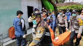 Petugas membawa jenazah korban ke RSUD dr. Slamet Garut usai dievakuasi dari dalam sumur di Kampung Sukatani, Kecamatan Cisurupan, Kabupaten Garut, Jumat (9/8/2024)(Foto: Istimewa)