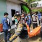 Petugas membawa jenazah korban ke RSUD dr. Slamet Garut usai dievakuasi dari dalam sumur di Kampung Sukatani, Kecamatan Cisurupan, Kabupaten Garut, Jumat (9/8/2024)(Foto: Istimewa)