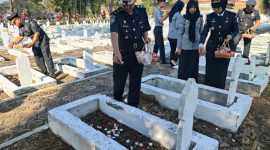 UPT Pemasyarakatan Garut Raya yang terdiri dari Lapas, Rutan dan Bapas melaksanakan upacara ziarah dan tabur bunga di Taman Makam Pahlawan Tenjolaya, Kabupaten Garut, Jumat, (9/8/2024)(Foto: Istimewa)
