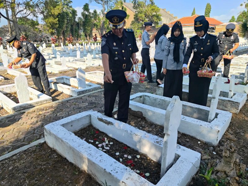 UPT Pemasyarakatan Garut Raya yang terdiri dari Lapas, Rutan dan Bapas melaksanakan upacara ziarah dan tabur bunga di Taman Makam Pahlawan Tenjolaya, Kabupaten Garut, Jumat, (9/8/2024)(Foto: Istimewa)