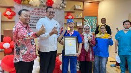 
dokter Ridwan bangga menunjukan rekor MURI dalam pelayanan MOW (Foto: heny/dara)
