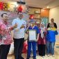 
dokter Ridwan bangga menunjukan rekor MURI dalam pelayanan MOW (Foto: heny/dara)
