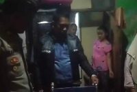 Polsek Pasirwangi, Polres Garut, memberikan bantuan kursi roda dan sembako kepada korban tersengat listrik di Desa Padaasih, Kecamatan Pasirwangi, Kabupaten Garut, Kamis (8/8/2024)(Foto: Istimewa)