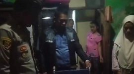 Polsek Pasirwangi, Polres Garut, memberikan bantuan kursi roda dan sembako kepada korban tersengat listrik di Desa Padaasih, Kecamatan Pasirwangi, Kabupaten Garut, Kamis (8/8/2024)(Foto: Istimewa)
