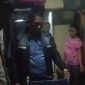 Polsek Pasirwangi, Polres Garut, memberikan bantuan kursi roda dan sembako kepada korban tersengat listrik di Desa Padaasih, Kecamatan Pasirwangi, Kabupaten Garut, Kamis (8/8/2024)(Foto: Istimewa)