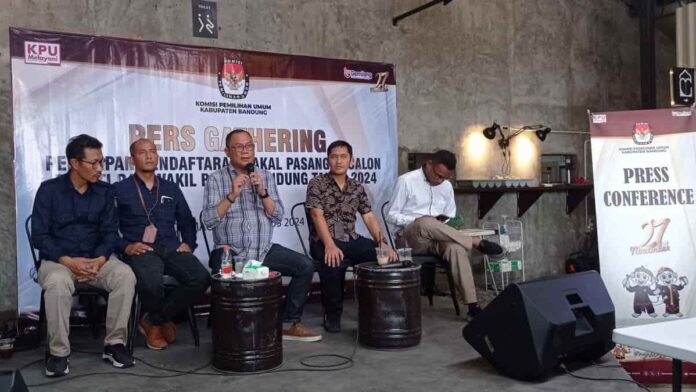
KPU Kabupaten Bandung menggelar Media Gathering bersama insan pers di Cafe KopiMage, Jalan Gading Tutuka, Cingcin, Soreang, Kabupaten Bandung.Sabtu (24/8/2024).(Foto: maji/dara)

